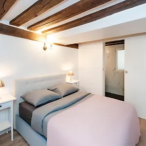 Apartment Place Du Pantheon, Paris